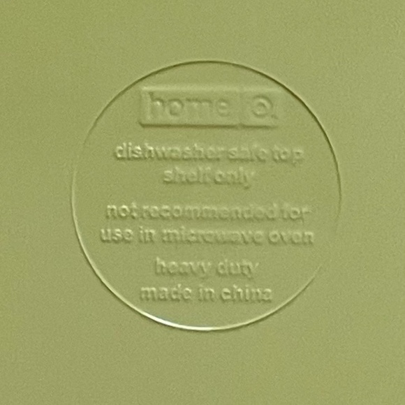 Excellent Condition! Set of 4 Heavy Duty Non-Breakable Dinner Plates - Picture 4 of 4